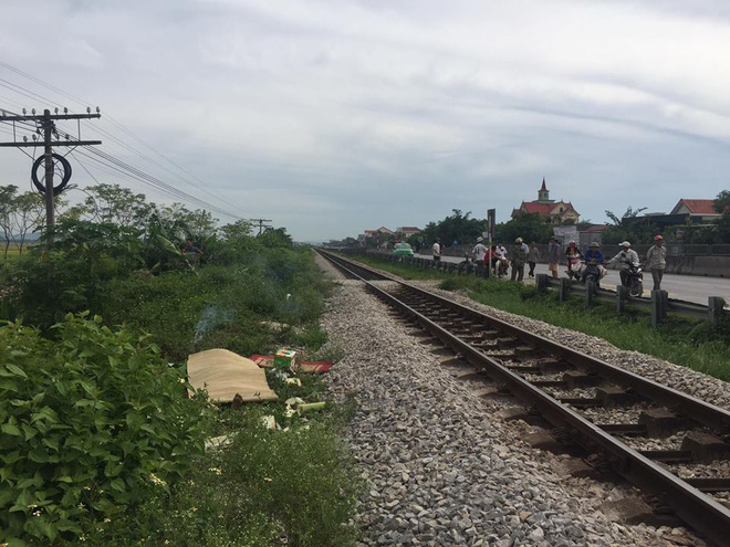 co vuot duong sat mot nguoi dan ong bi tau hoa dam tu vong