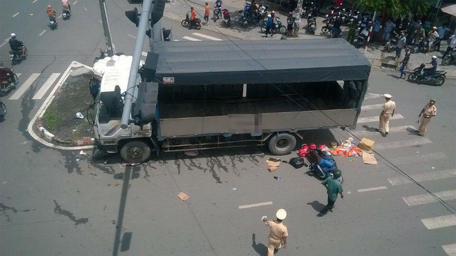 bien hoa dung cho den do 2 nguoi di xe may bi xe tai dam thang vao phia sau