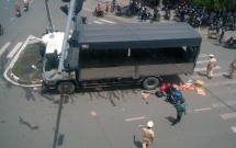bien hoa dung cho den do 2 nguoi di xe may bi xe tai dam thang vao phia sau