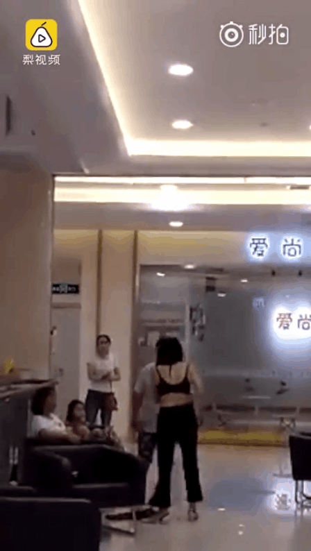 bi chong cu chia tay doi qua co vo tuc gian lot sach quan ao giua trung tam thuong mai