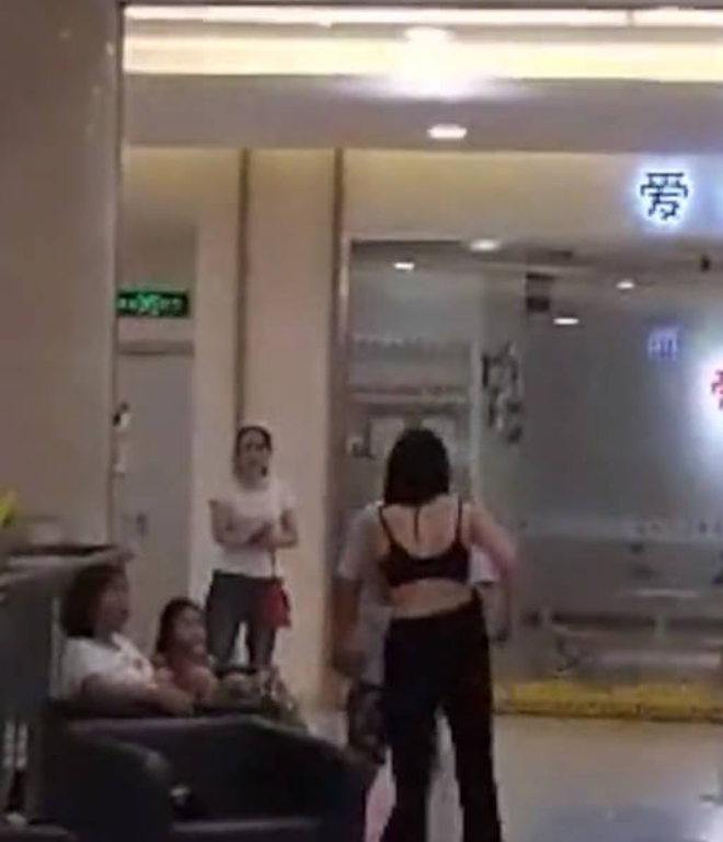 bi chong cu chia tay doi qua co vo tuc gian lot sach quan ao giua trung tam thuong mai