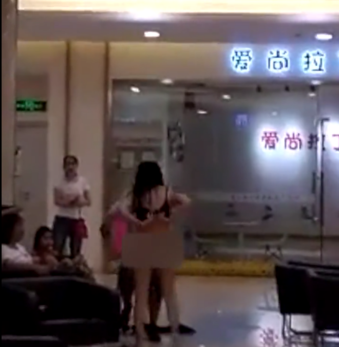 bi chong cu chia tay doi qua co vo tuc gian lot sach quan ao giua trung tam thuong mai