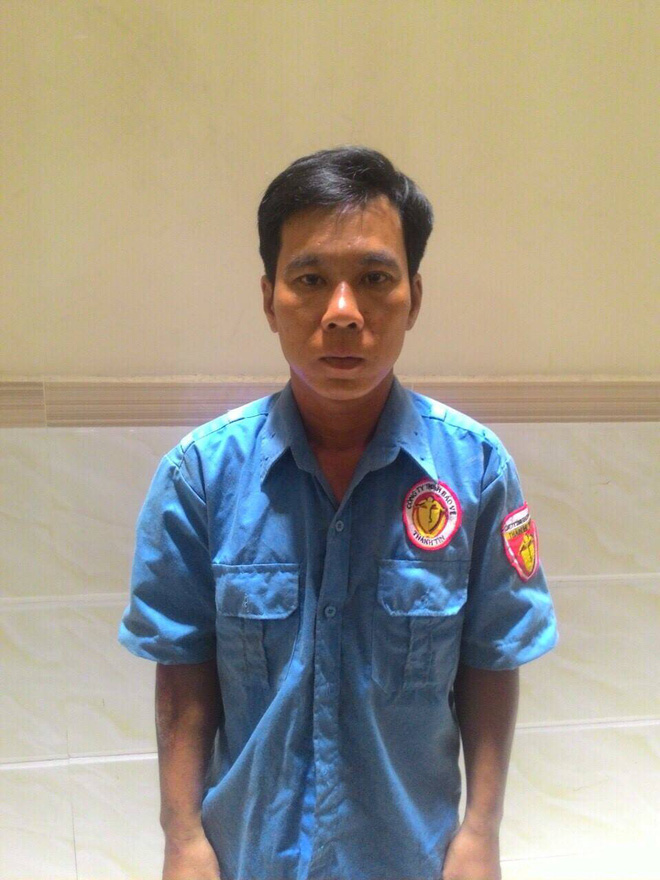 soai ca chay moto tung cu dap tom gon ten cuop giat day chuyen vang cua nguoi di duong