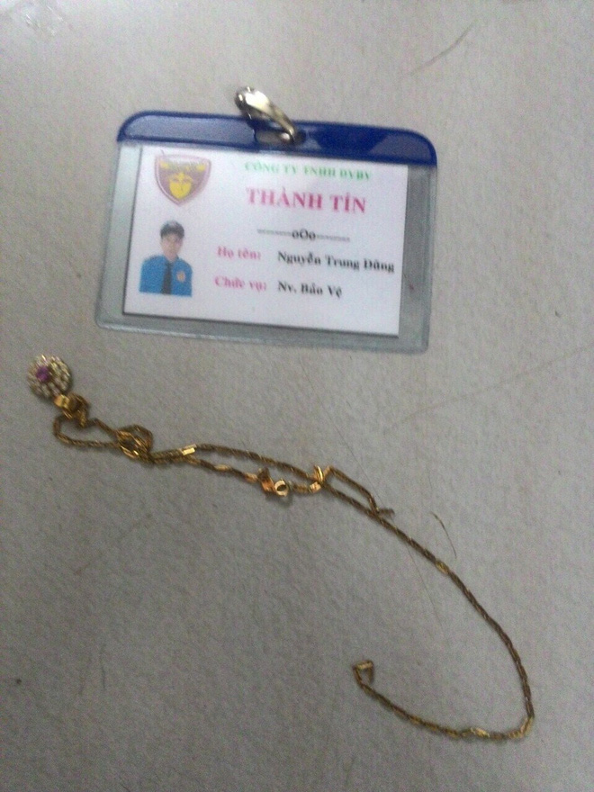 soai ca chay moto tung cu dap tom gon ten cuop giat day chuyen vang cua nguoi di duong