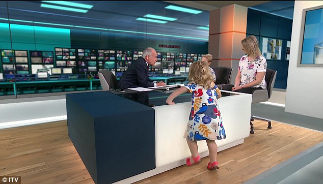 me dang phong van tren dai truyen hinh con treo ca len ban truoc su ngo ngang cua mc