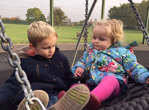 me dang phong van tren dai truyen hinh con treo ca len ban truoc su ngo ngang cua mc