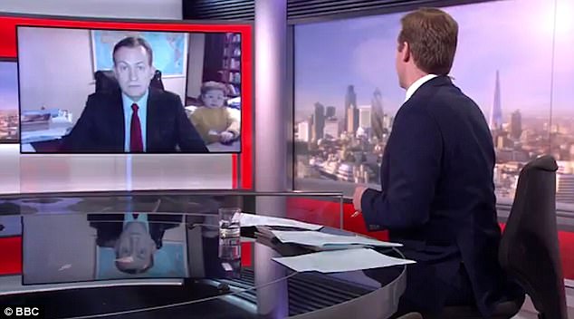 me dang phong van tren dai truyen hinh con treo ca len ban truoc su ngo ngang cua mc