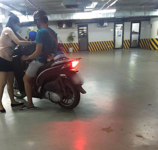 neu con buon te ngay trung tam thuong mai toilet thi o xa ban co hanh dong nhu nguoi me nay khong