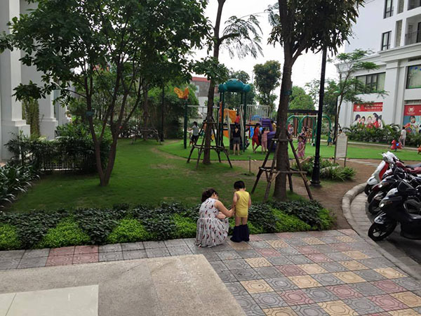 neu con buon te ngay trung tam thuong mai toilet thi o xa ban co hanh dong nhu nguoi me nay khong