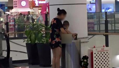 neu con buon te ngay trung tam thuong mai toilet thi o xa ban co hanh dong nhu nguoi me nay khong