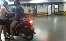 neu con buon te ngay trung tam thuong mai toilet thi o xa ban co hanh dong nhu nguoi me nay khong