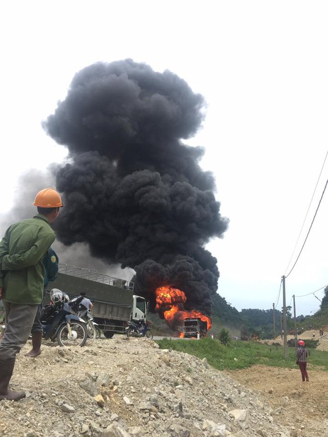 son la tai xe bat luc nhin xe tai boc chay ngun ngut tren quoc lo