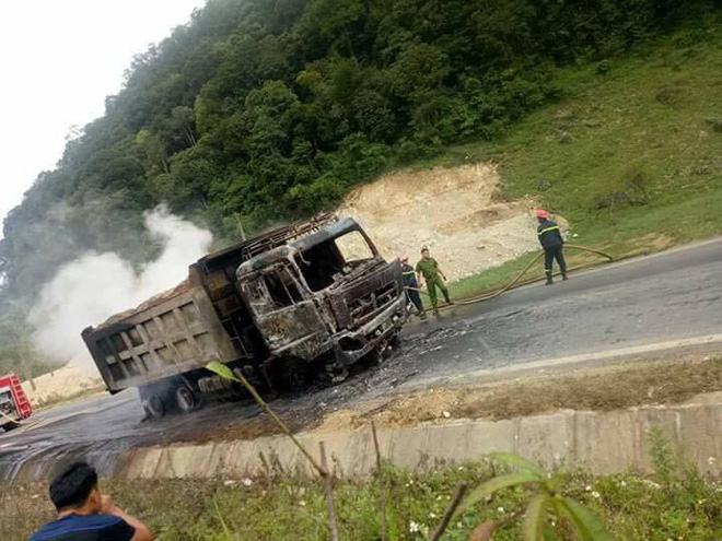 son la tai xe bat luc nhin xe tai boc chay ngun ngut tren quoc lo