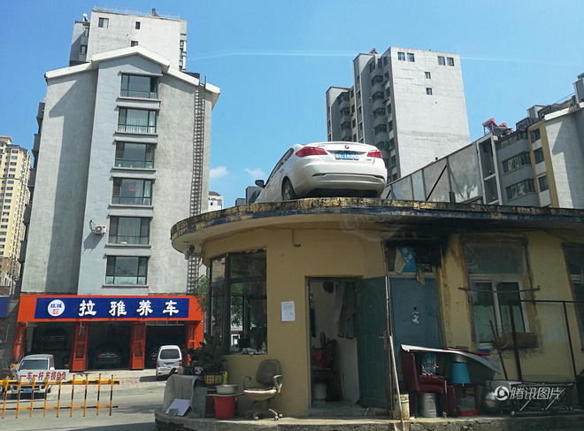 Nữ tài xế ngang ngược đỗ xe chắn lối đi, sáng ra tá hỏa khi thấy ô tô bị cẩu thẳng lên nóc nhà nu tai xe ngang nguoc do xe chan loi di sang ra ta hoa khi thay o to bi cau thang len noc nha