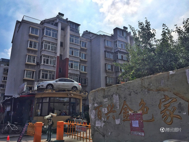 Nữ tài xế ngang ngược đỗ xe chắn lối đi, sáng ra tá hỏa khi thấy ô tô bị cẩu thẳng lên nóc nhà nu tai xe ngang nguoc do xe chan loi di sang ra ta hoa khi thay o to bi cau thang len noc nha