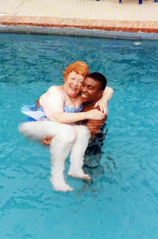 chuyen tinh xuyen luc dia vuot thoi gian cua cap doi may bay 72 tuoi phi cong 27 tuoi