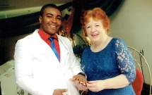 chuyen tinh xuyen luc dia vuot thoi gian cua cap doi may bay 72 tuoi phi cong 27 tuoi