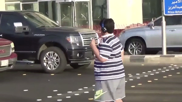 du bi canh sat hoi tham nhung cau be 14 tuoi van noi nhu con vi mot dieu nhay giua duong pho