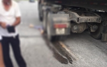 hai duong cu gia di xe dap tu vong tai cho sau khi bi cuon vao gam xe tai