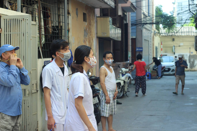 ha noi di phun hoa chat diet muoi chong sot xuat huyet nu can bo y te bi dam rach mieng