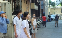 ha noi di phun hoa chat diet muoi chong sot xuat huyet nu can bo y te bi dam rach mieng