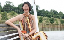 cuoc doi day song gio cua nu giam doc tung pha san bi duoi khoi nha phai di lam gai ban dam nuoi than