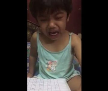 be gai bi tat khi hoc toan khoc loc trong so hai xin lam on nhe tay voi con