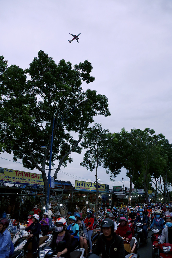 hang chuc gian hang gan san bay tan son nhat o at thanh ly cho ga cay canh giao thong sai gon hon loan