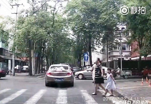 be gai tro thanh ngoi sao mang xa hoi sau hinh anh cui gap nguoi vay tay de cam on khi duoc tai xe nhuong duong