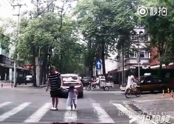 be gai tro thanh ngoi sao mang xa hoi sau hinh anh cui gap nguoi vay tay de cam on khi duoc tai xe nhuong duong