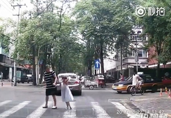 be gai tro thanh ngoi sao mang xa hoi sau hinh anh cui gap nguoi vay tay de cam on khi duoc tai xe nhuong duong