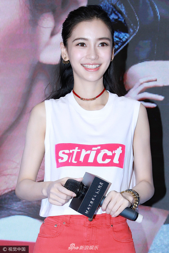 ba me bim sua angela baby khoe voc dang thanh manh cung doi chan nuot na voi vay ngan