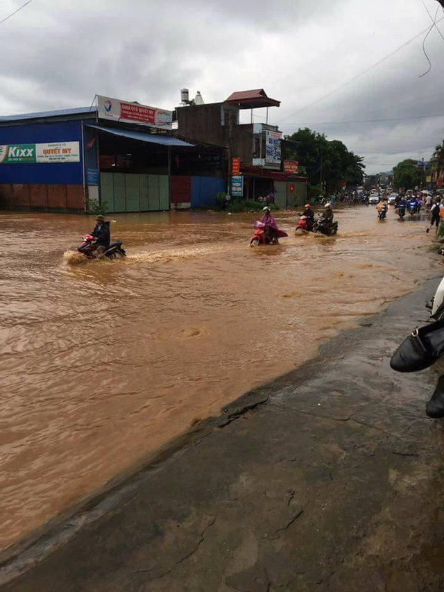 bao so 7 dang di chuyen manh vung nui va trung du bac bo co luc mua lon