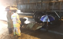 tphcm truot nga tren duong nu sinh bi xe tai can tu vong trong con mua lon