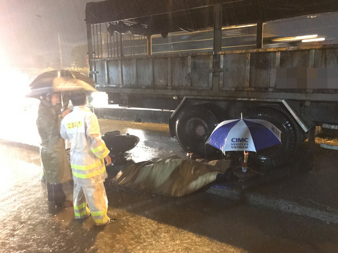 tphcm truot nga tren duong nu sinh bi xe tai can tu vong trong con mua lon