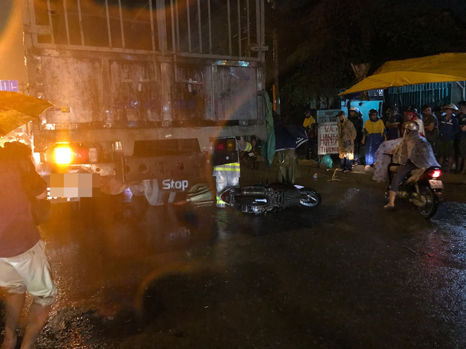 tphcm truot nga tren duong nu sinh bi xe tai can tu vong trong con mua lon