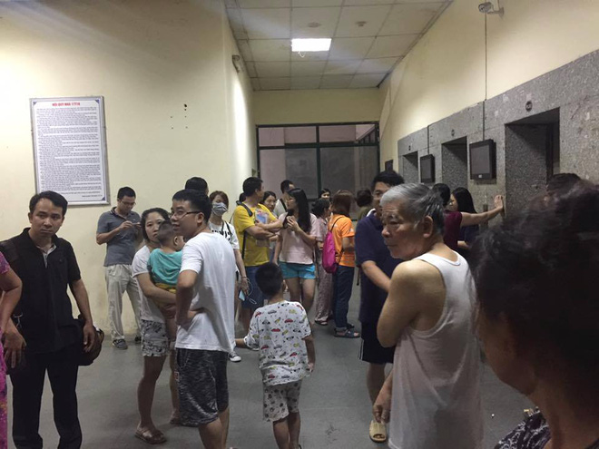ha noi nguoi gia tre em chung cu cau giay hoang loan vi chap dien gay chay giua dem khuya