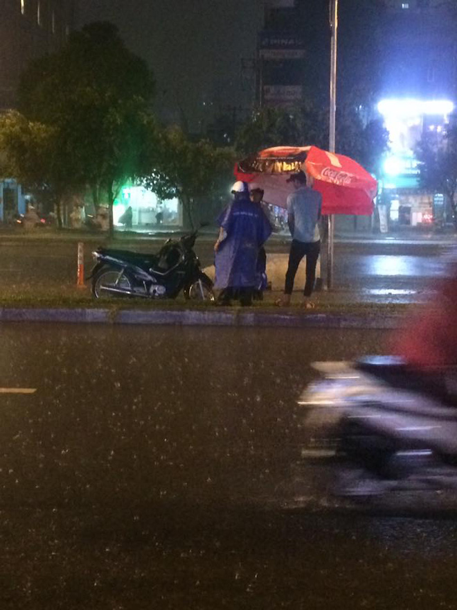 nghia cu dep cua nguoi dan ong dung duoi mua 40 phut ben nam thanh nien say xin o sai gon