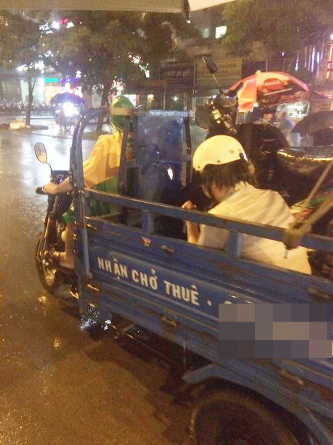 nghia cu dep cua nguoi dan ong dung duoi mua 40 phut ben nam thanh nien say xin o sai gon