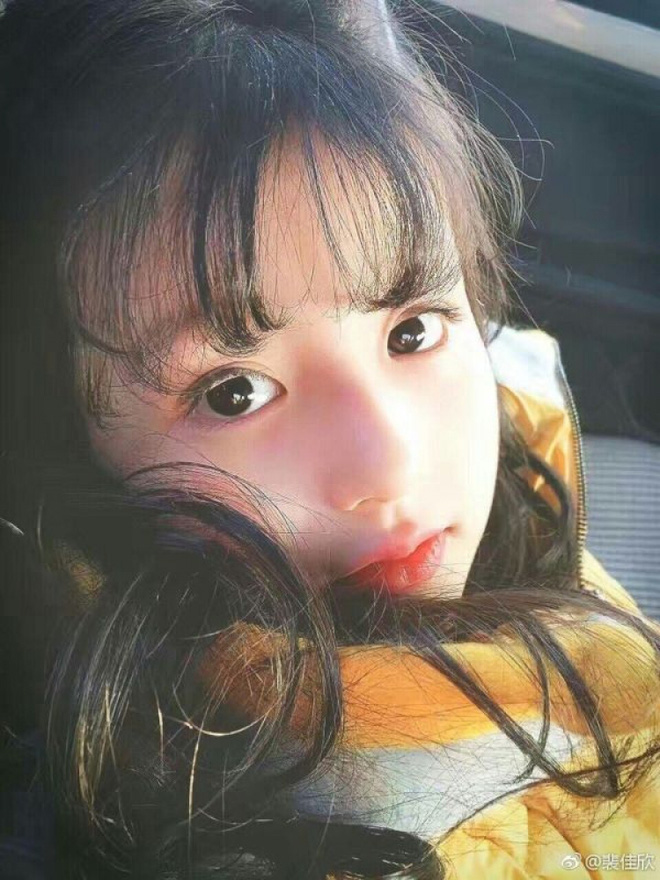 xinh dep het phan nguoi khac be gai 8 tuoi voi guong mat hao hao angelababy don tim hang loat cu dan mang