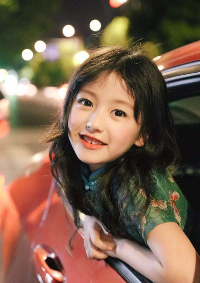 xinh dep het phan nguoi khac be gai 8 tuoi voi guong mat hao hao angelababy don tim hang loat cu dan mang