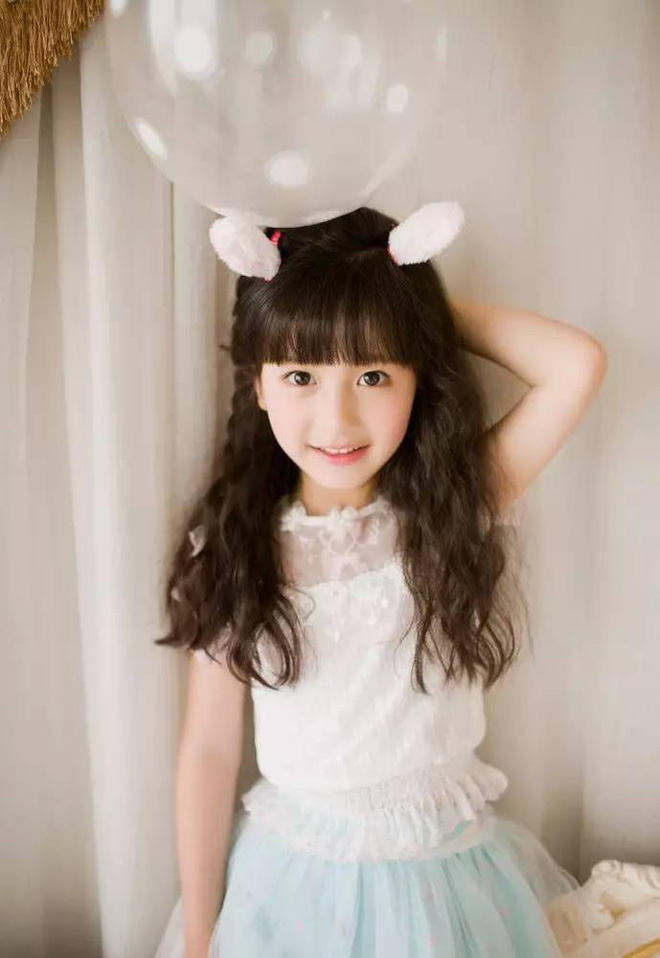 xinh dep het phan nguoi khac be gai 8 tuoi voi guong mat hao hao angelababy don tim hang loat cu dan mang