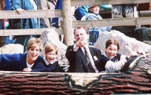 chum anh nhung khoanh khac hanh phuc va ngot ngao cua cong nuong diana ben cac con