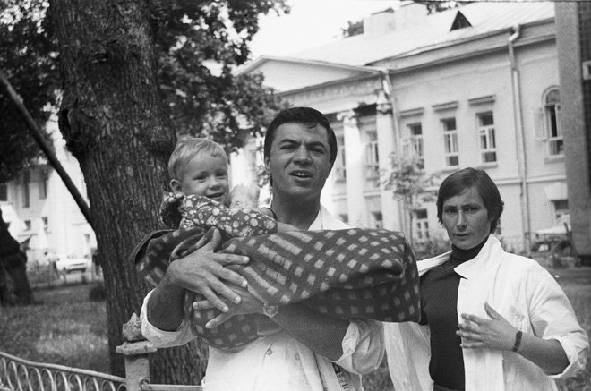 ca ekip mo tu bo nhung be gai tung bi bo vo tinh cat dut lia ban chan van chay nhay duoc nho mot nguoi