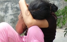 be gai uong thuoc sau tu tu gia dinh moi biet con bi xam hai 4 lan trong 1 thang