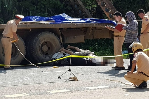 hoa binh xe may dam duoi xe tai 2 nguoi thuong vong