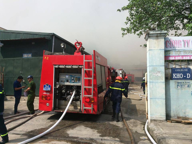 chay lon nha kho rong hang tram m2 o cang ha noi