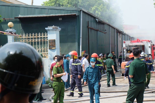 chay lon nha kho rong hang tram m2 o cang ha noi