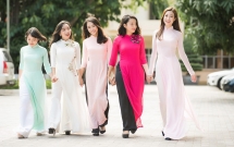 hoa hau my linh vuot troi ve chieu cao va nhan sac so voi dan ban hoc