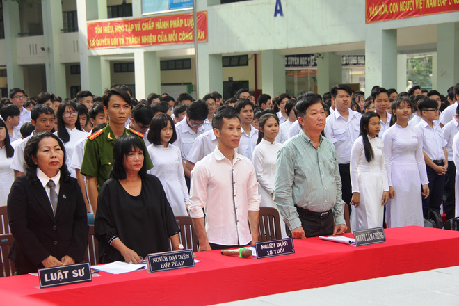 mau thuan tren facebook nam sinh phai nhan 2 nam tu vi danh ban chan thuong so nao